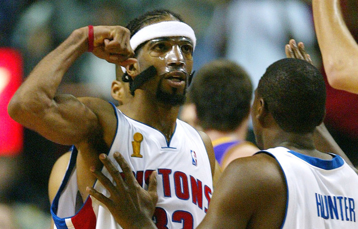 国米大胜升榜首！米兰中锋令人愁（国米大捷领跑联赛，米兰中锋令人担忧）