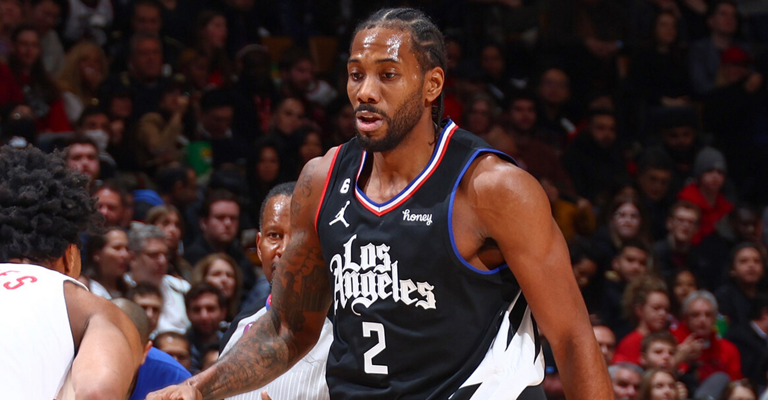 湖人浓眉哥篮下统治力助球队获胜（浓眉内线统治助湖人取胜）