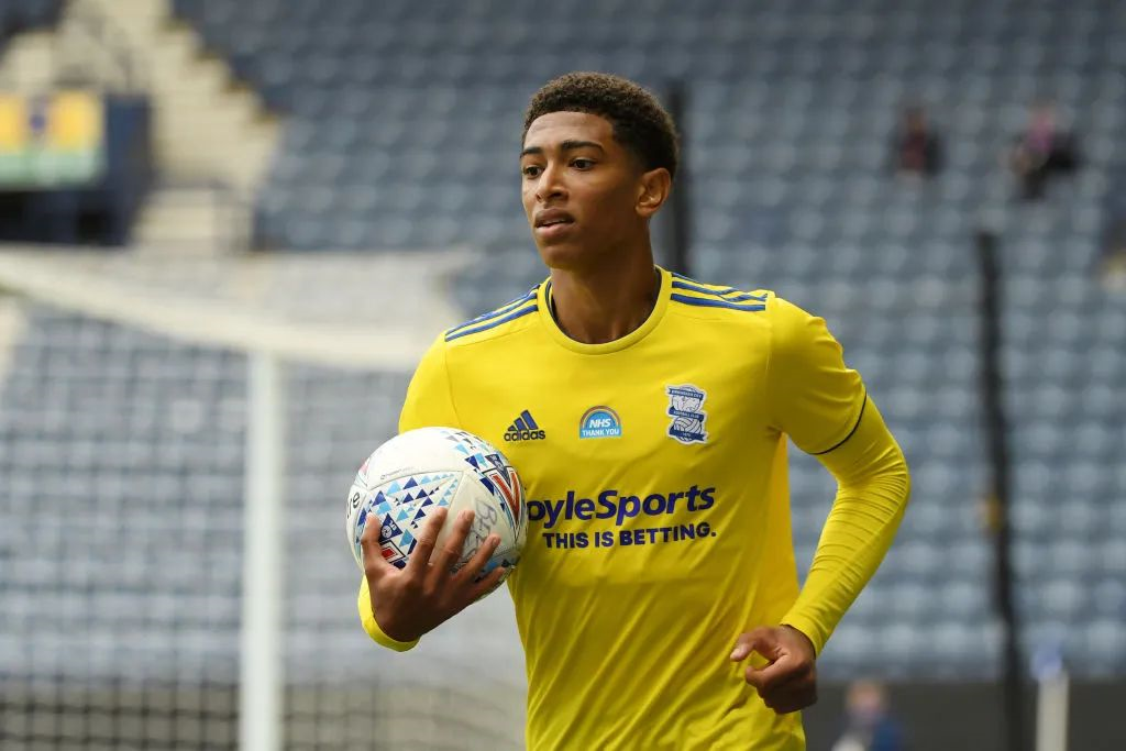 球报：安哥拉对阵阿根廷期间，球场出现混乱导致70名球迷受伤（球报：安哥拉战阿根廷突发混乱，70名球迷受伤）