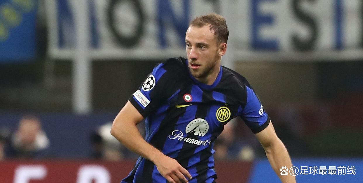 媒体人晒视频：赛后蒯纪闻安慰山东U20球员，很有大将风度