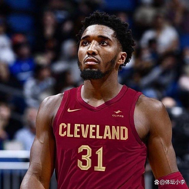 记者：维尼修斯女友在美国涉嫌欠税，可能无法陪他参加世界杯（据记者报道，维尼修斯女友涉在美欠税，或无法陪同出征世界杯）