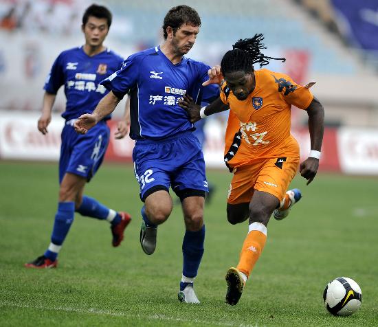 卡莱尔：其他老将遇到我们这样的情况会装病，西卡却全力以赴（卡莱尔：换作其他老将或装伤避战，西卡仍拼尽全力）