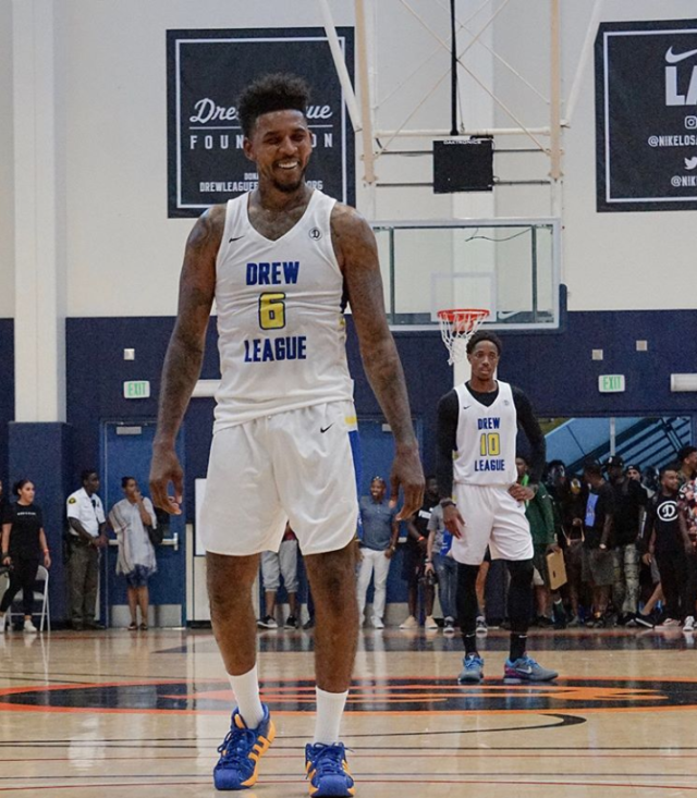 欧冠赛场精彩瞬间：巴萨主场2-0取胜,（欧冠高光时刻：巴萨主场2-0告捷）