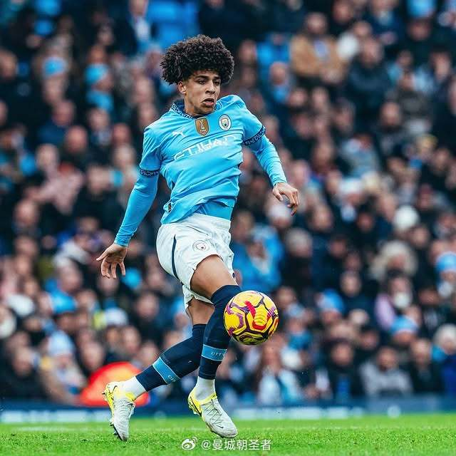 杨瀚森遭伊迪击倒，斯普利特怒喷裁判吃技犯（杨瀚森被伊迪放倒，斯普利特抗议判罚遭吹技犯）