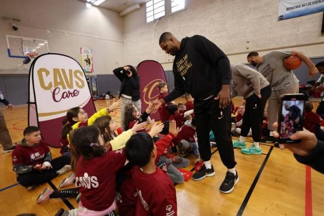 多方消息：萨利巴没有被拍到随队前往维拉公园球场（多家消息源：未见萨利巴随队赴维拉公园球场）