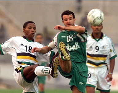 媒体人晒视频：赛后蒯纪闻安慰山东U20球员，很有大将风度（媒体人晒视频：蒯纪闻赛后安慰山东U20队员，尽显大将之风）